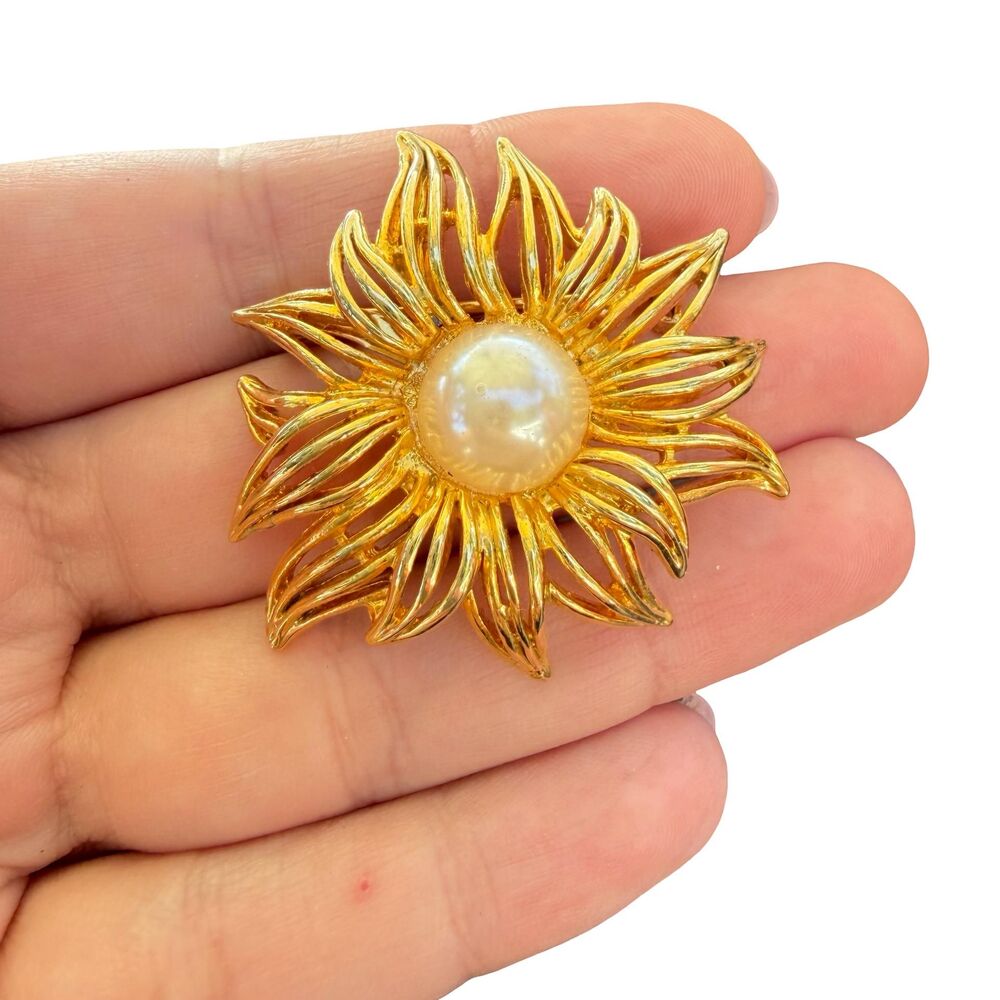 Vintage Jewelry Sunflower Brooch Flower Pin Gold Tone Flower with Pearl